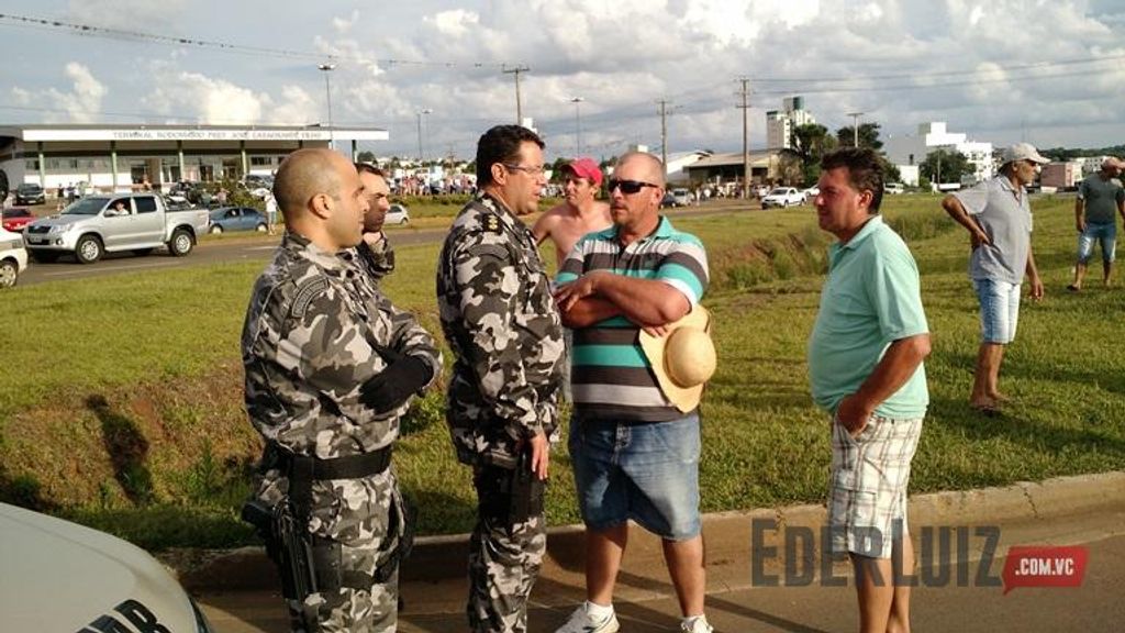 Caminhoneiros ganham apoio de lojistas e da população em Catanduvas