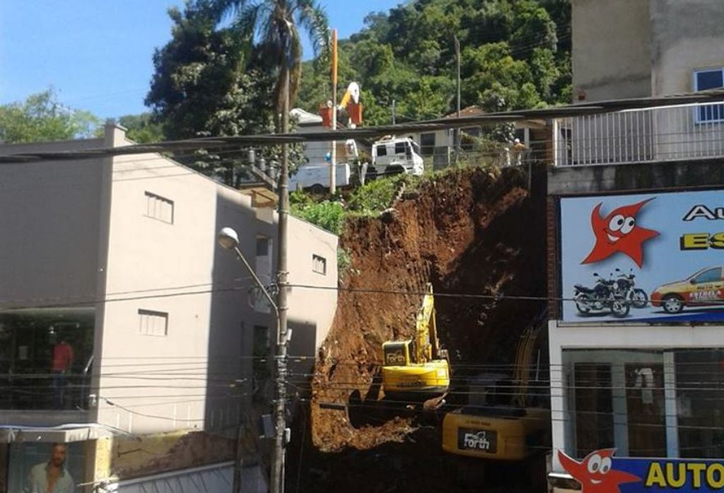 Rua Frei Rogério é parcialmente interditada após terreno ceder em escavação