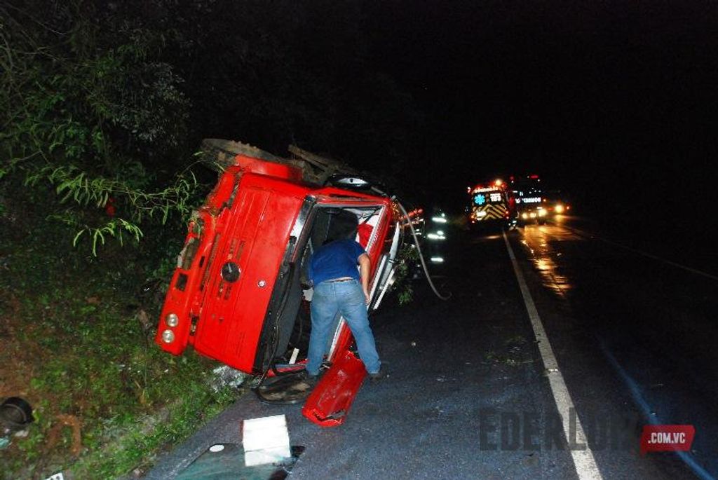 Caminhão que transportava leite tomba na BR-282 em Herval