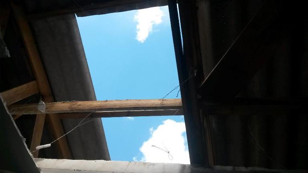 Buraco enorme no teto evidencia abandono da casa mortuária no cemitério de Herval