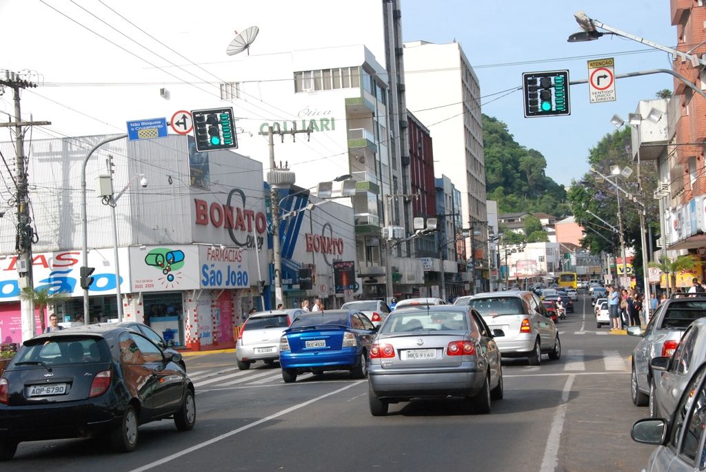 Prefeitura  retoma negociação para implantação de rede elétrica subterrânea na XV de Novembro