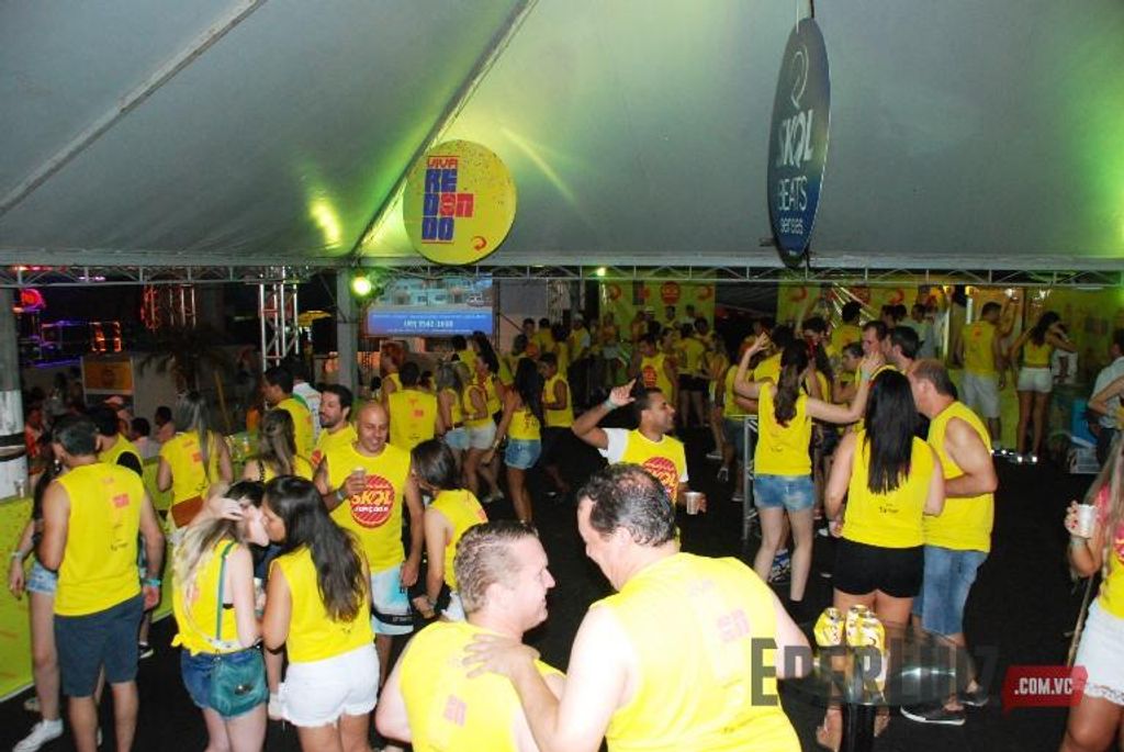 Primeira noite do Carnablocos marca estreia do Backstage Skol Joaçaba; hoje tem Bruno Gissoni