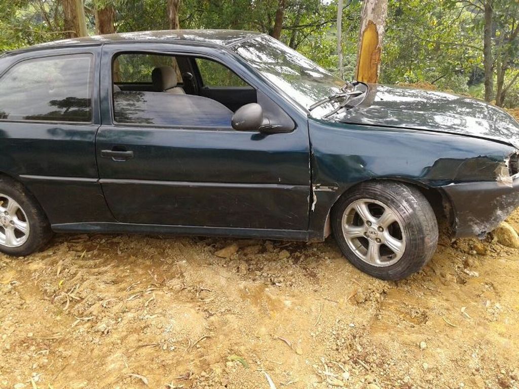 Motorista bate contra muro, aciona guincho e abandona veículo