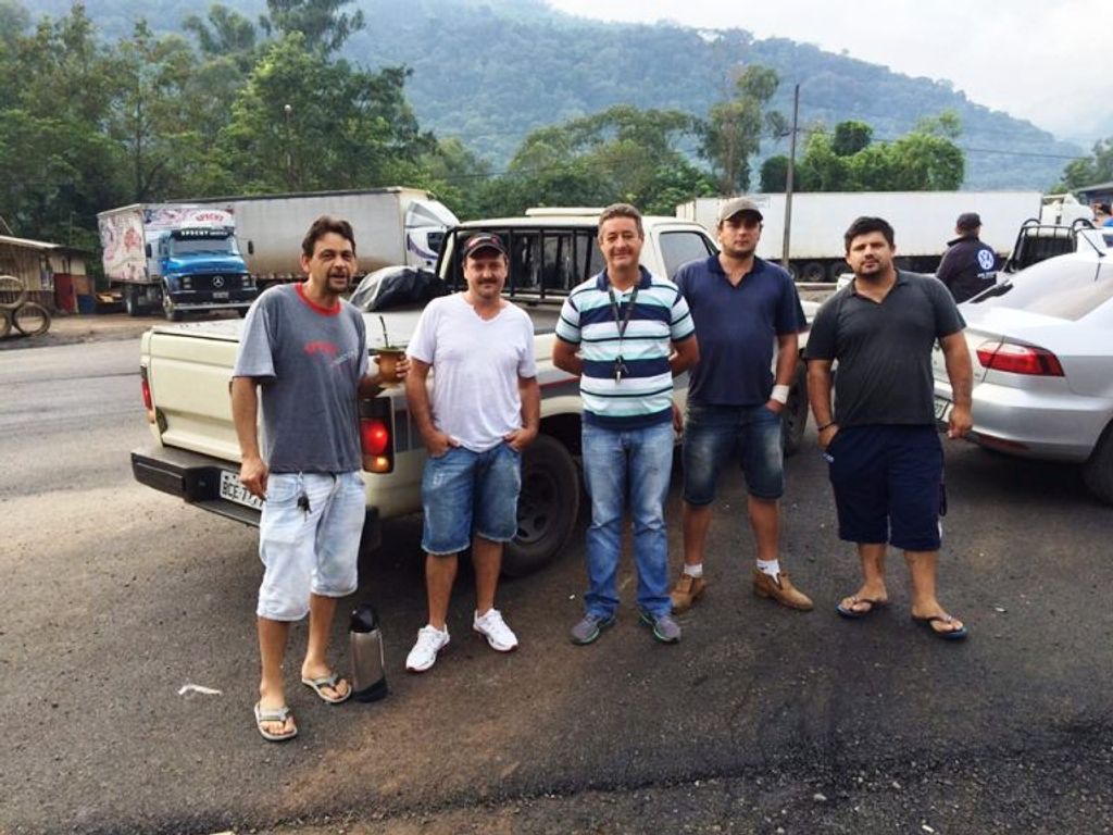 Manifestantes fecham a Caetano Branco