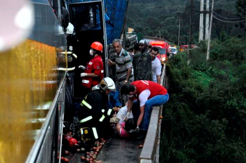 Grave acidente na região envolve ônibus escolar e caminhão