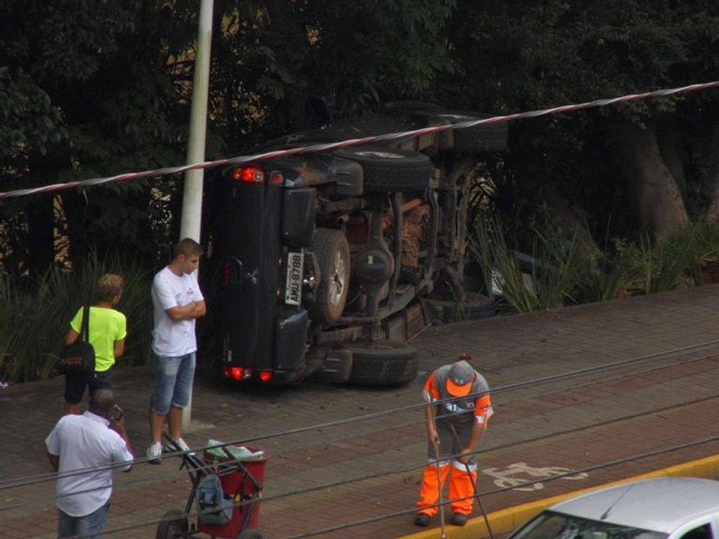 Caminhonete invade passeio e tomba na XV de Novembro