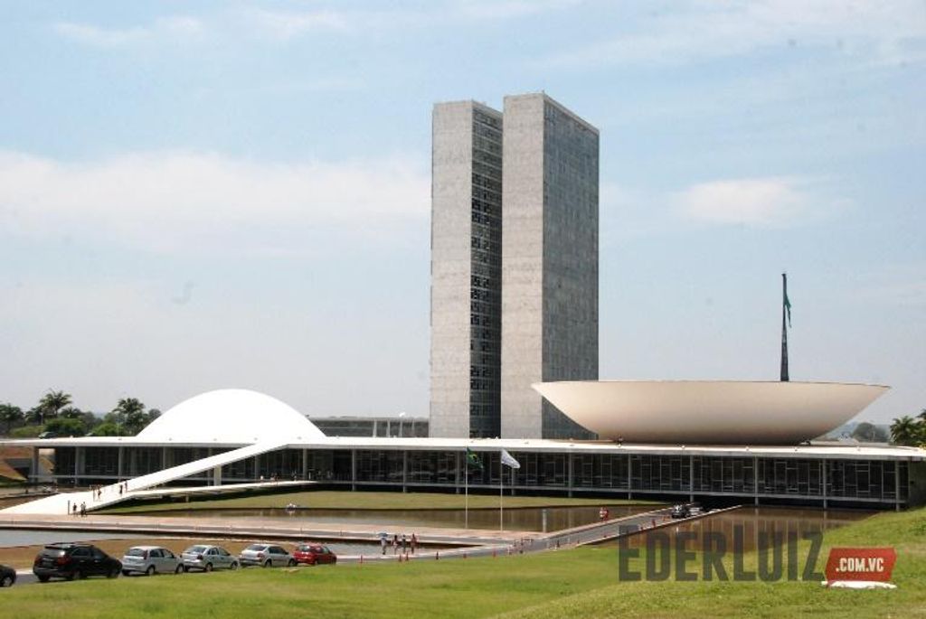 Câmara reajusta verba de gabinete e libera passagens para mulheres de deputados