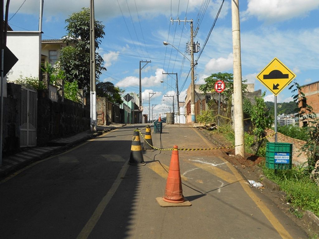Rua Frei Rogério é parcialmente interditada após terreno ceder em escavação
