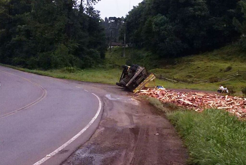 Caminhão tomba na BR-282 em Vargem Bonita