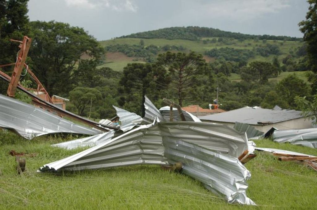 Temporal com vento forte provoca prejuízos no interior de Campos Novos