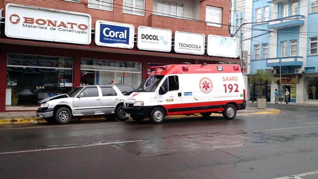 Batida entre dois veículos no Centro de Joaçaba