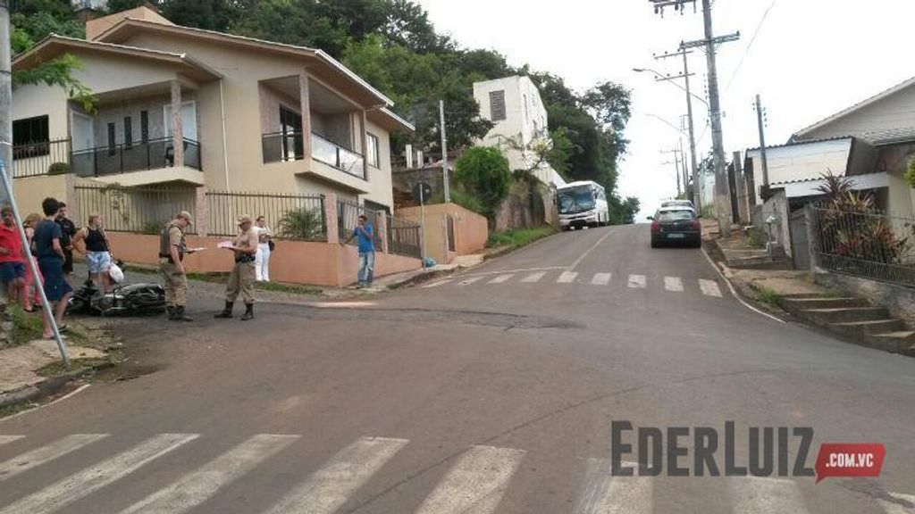 Carro para em cima de motocicleta em acidente