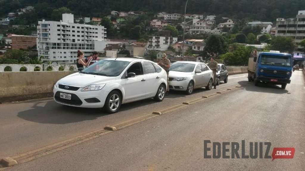 Acidente sobre ponte envolve três veículos e congestiona trânsito