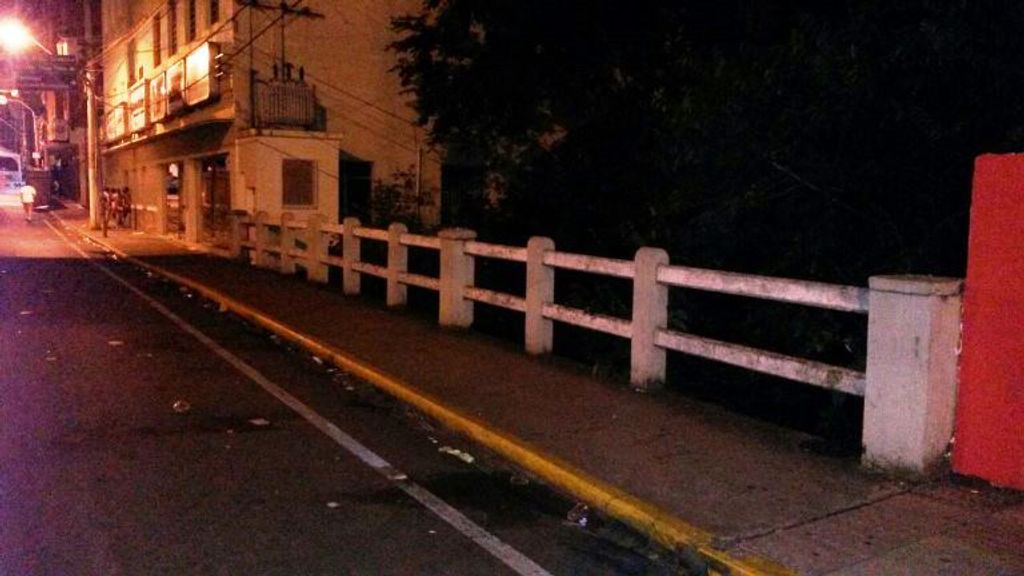 Mulher se joga da ponte em 30 centímetros de água