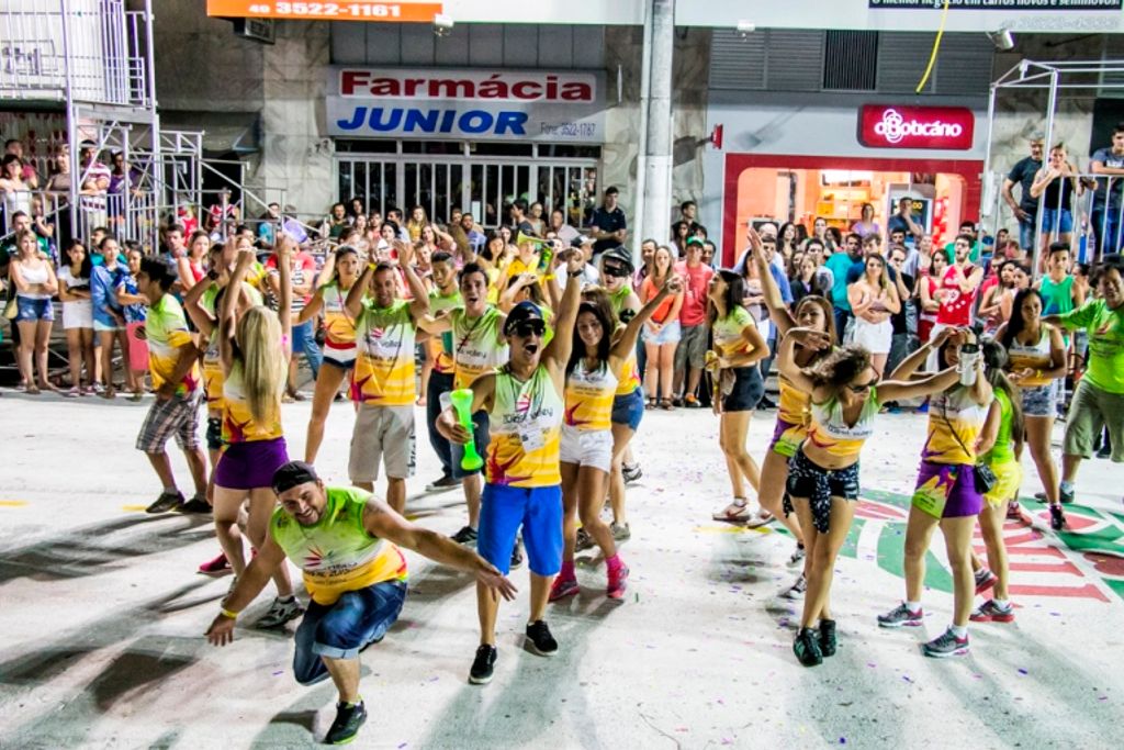 Desfile de Blocos reuniu grande público na XV de Novembro