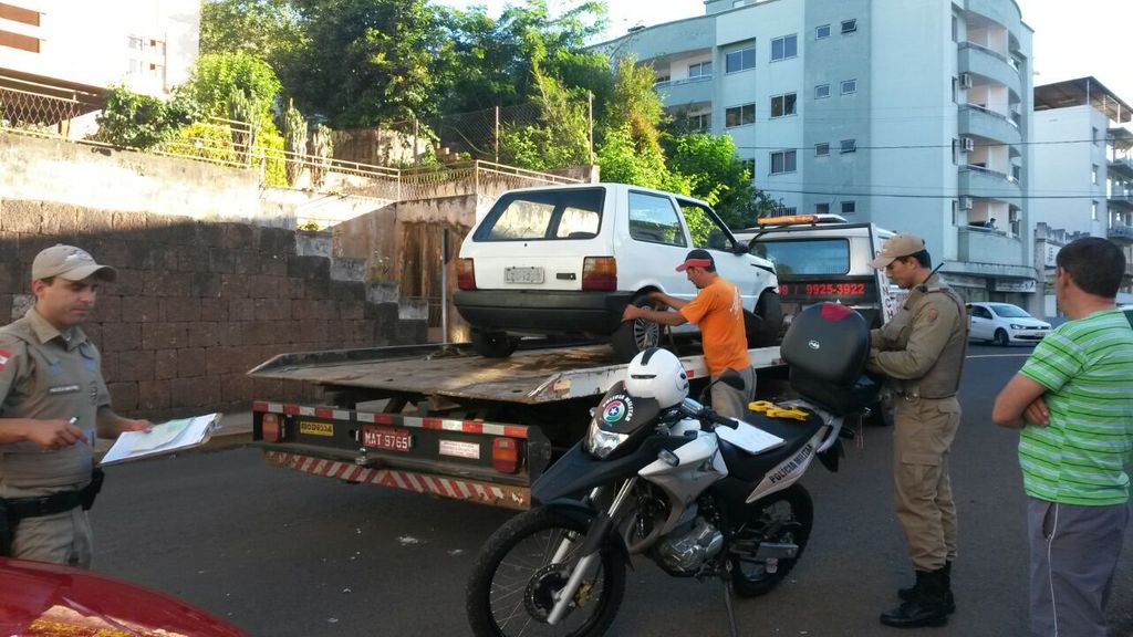 Motorista bate em dois carros estacionados e foge