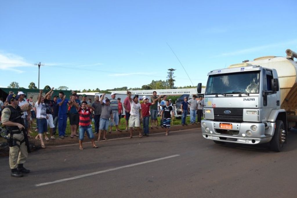 PRF e Força Nacional obrigam manifestantes a liberar rodovia no Oeste