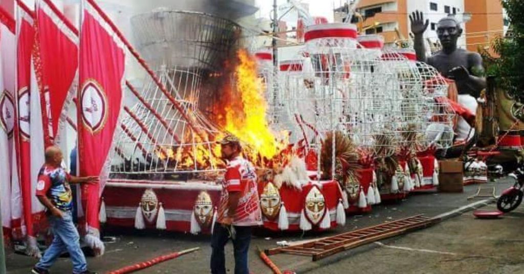 Carro alegórico da Acadêmicos do Grande Vale sofre princípio de incêndio