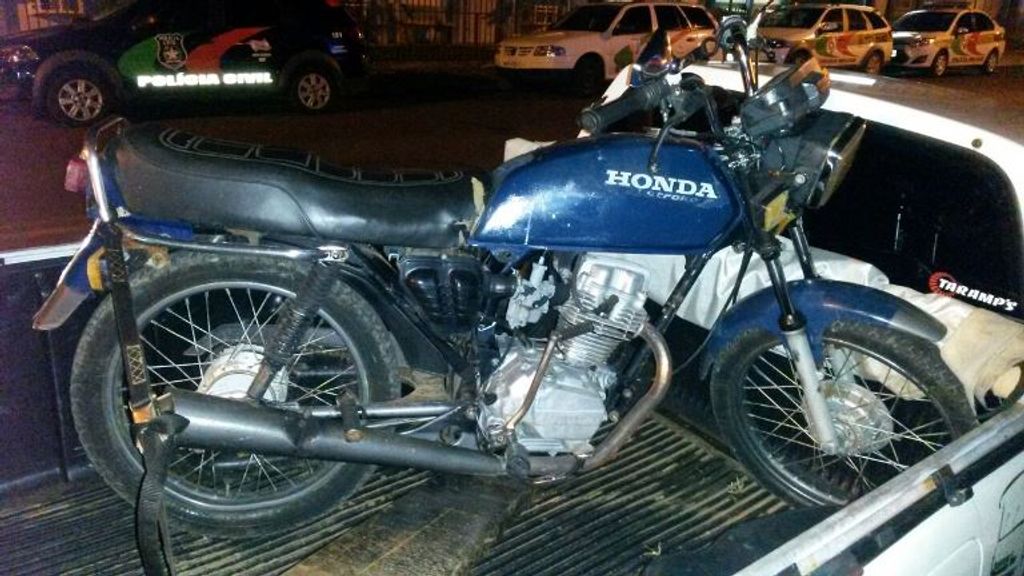 Motocicleta com chassi adulterado e piloto visivelmente embriagado