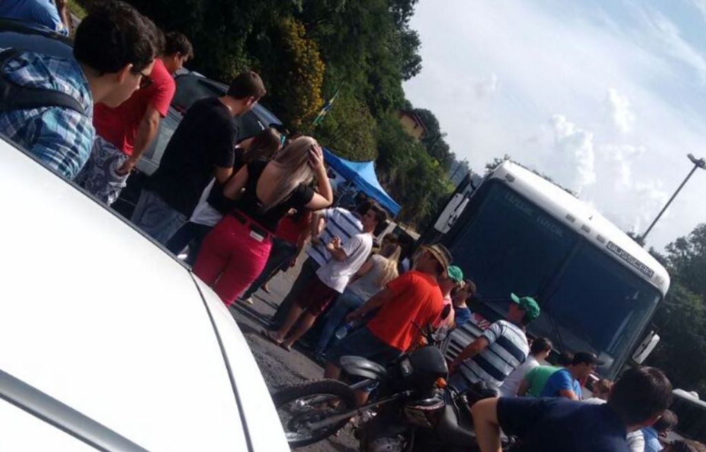 Acadêmicos da Unoesc se unem a manifestantes na BR-282