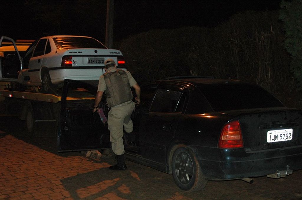 Carros abarrotados de cigarros são apreendidos em Campos Novos