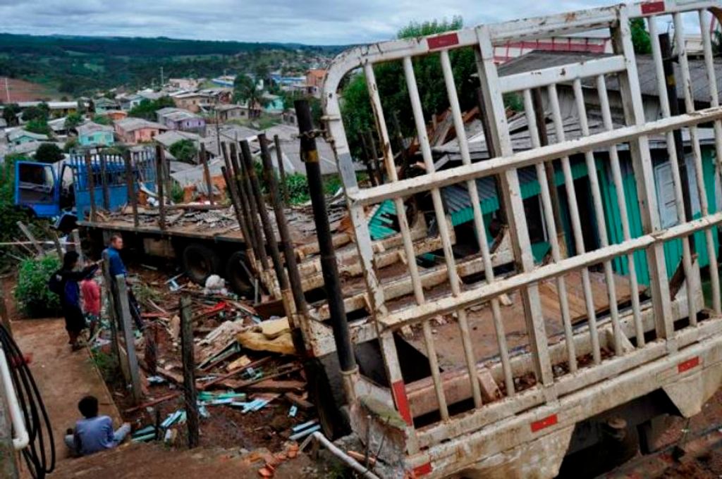 Carreta desgovernada invade casa em Caçador e mata uma pessoa