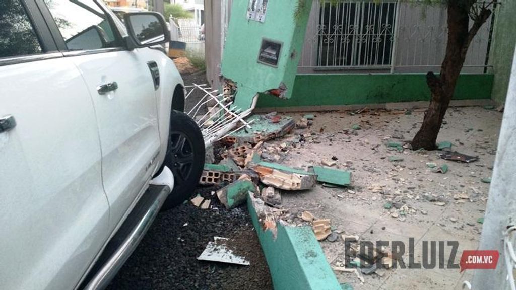 Motorista bate contra veículo e muro e acaba detido por se negar a fazer o bafômetro