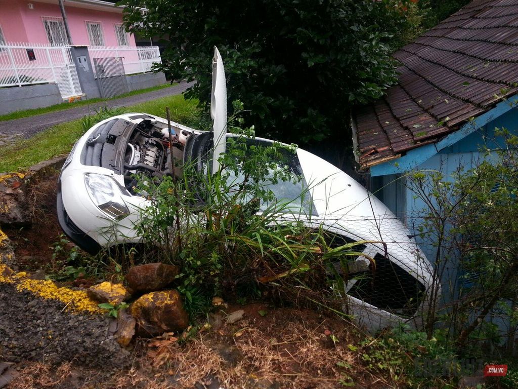 Veículo fica pendurado em barranco na Vila Pedrini