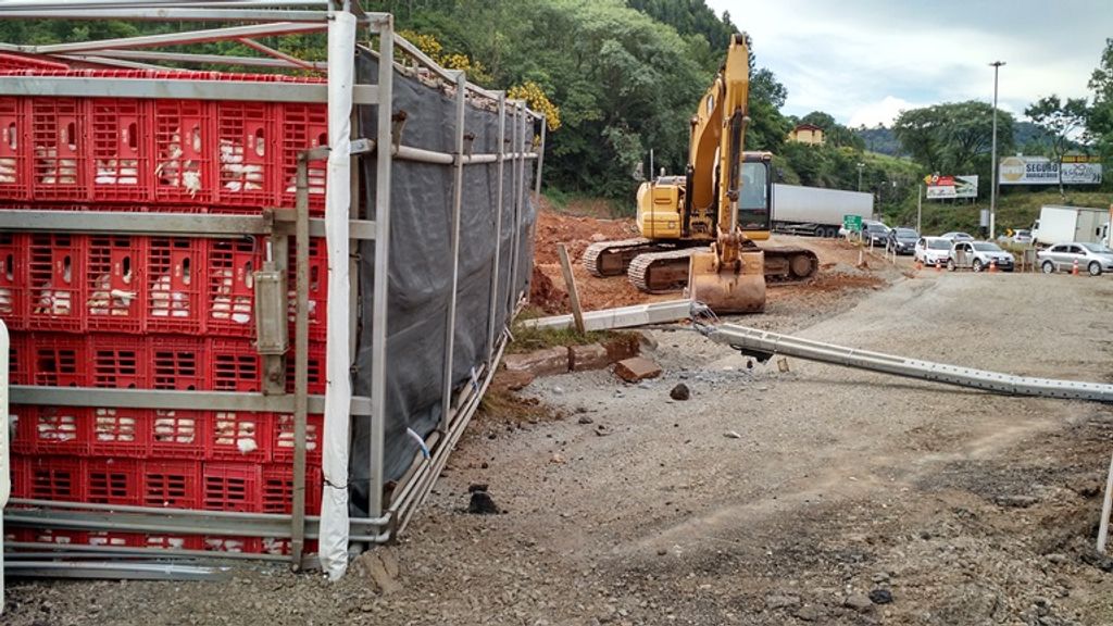 Motorista tomba caminhão no trevo do acesso Sul