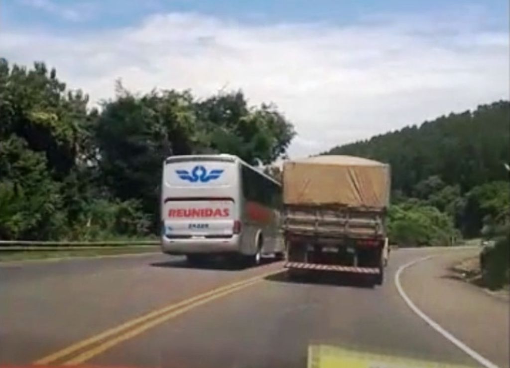 Vídeo mostra ônibus em manobras perigosas na BR-153