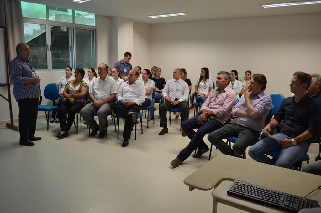 Autoridades participam de encontro com a direção do HUST