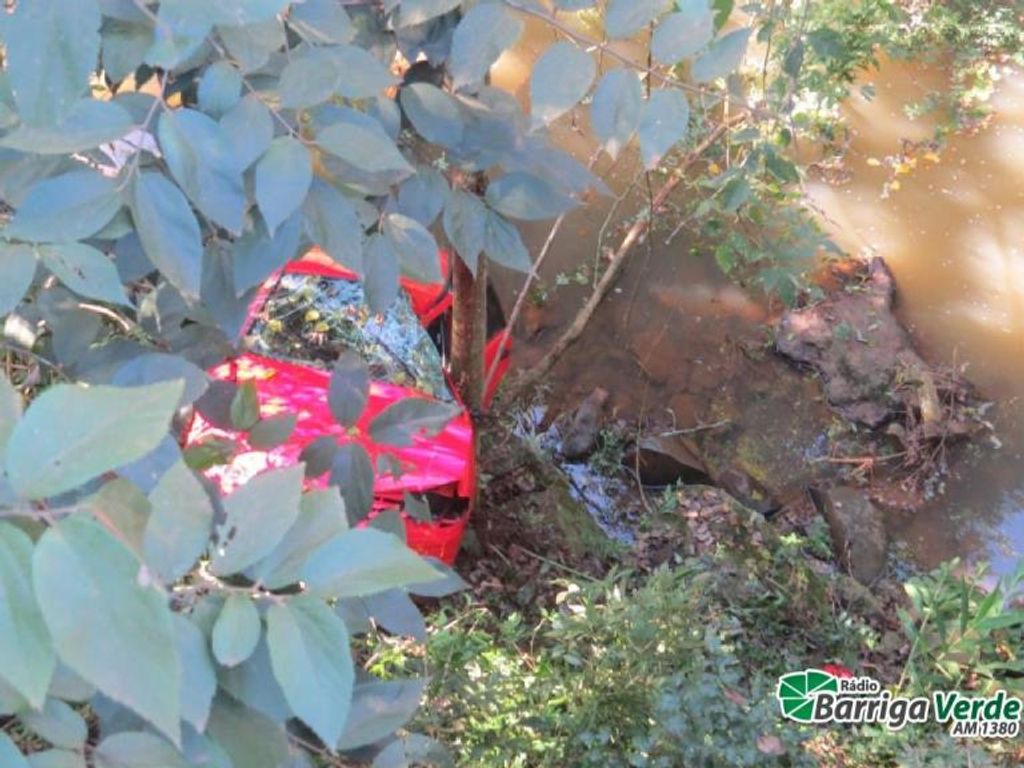 Veículo cai de ponte na SC-150