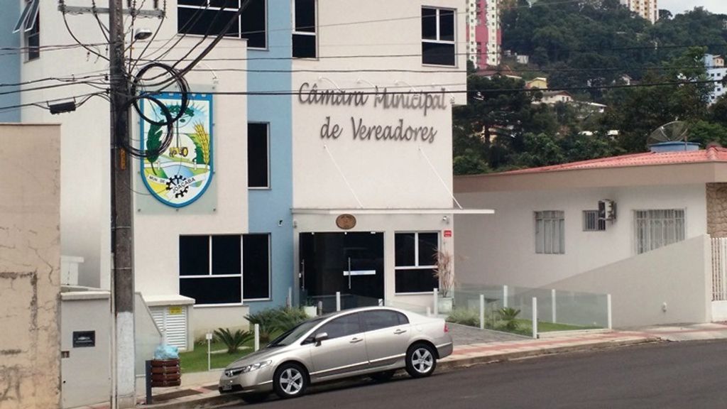 Vereador fica preso dentro do elevador da câmara de Joaçaba