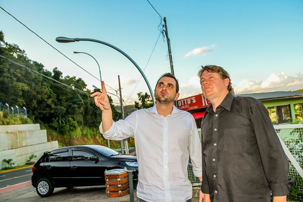 Implantação da nova iluminação do Acesso Adolfo Zigelli em fase final