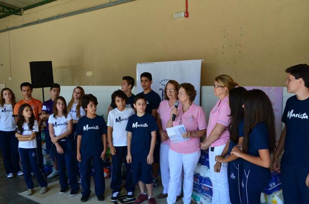 Alunos entregam doações para entidade que atende mulheres com câncer