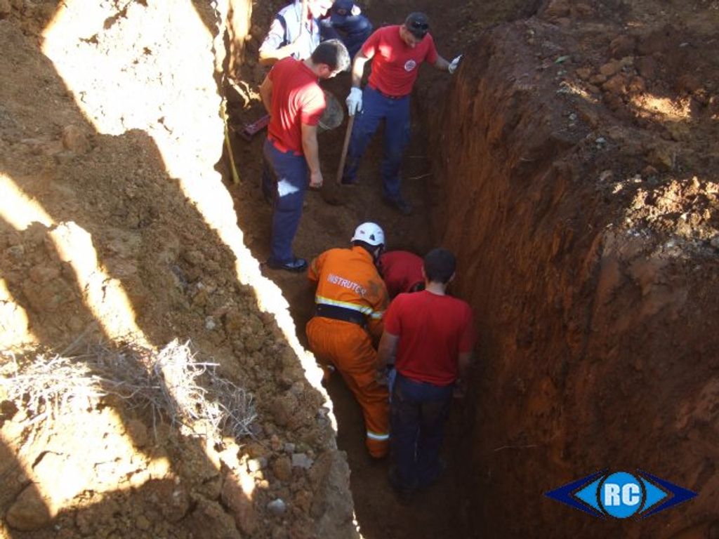 Trabalhador morre soterrado em obra de rede coletora de esgoto