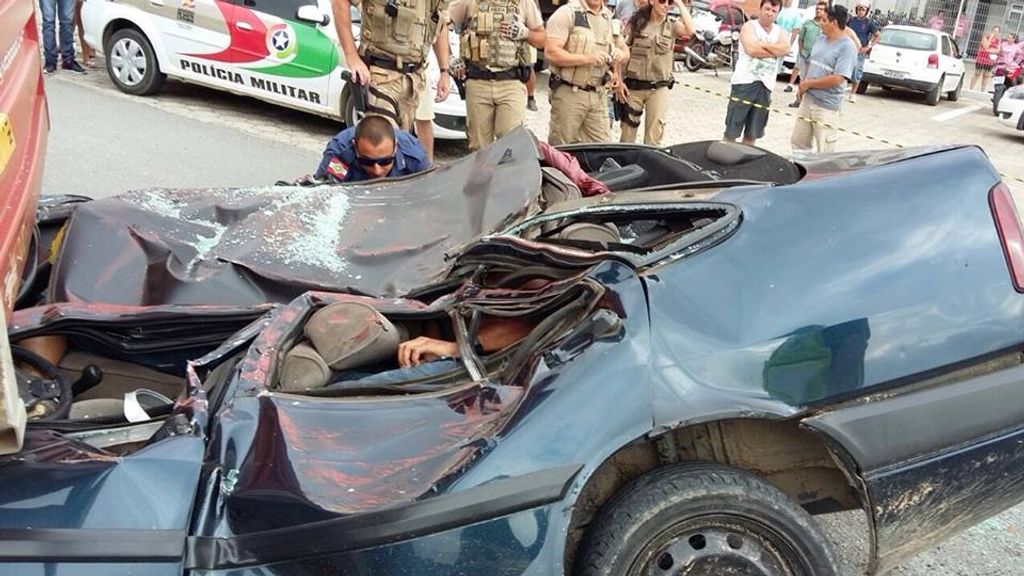 Assista – Ladrões fogem da polícia e tem carro esmagado por carreta