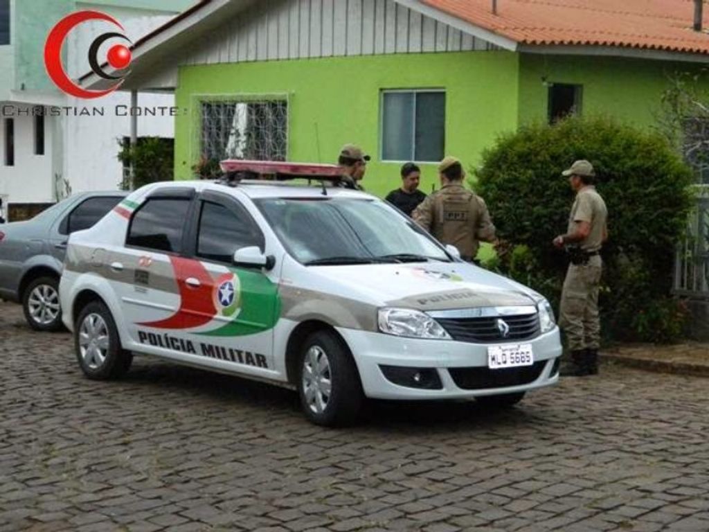 Polícia estoura ponto de venda de drogas em Erval Velho
