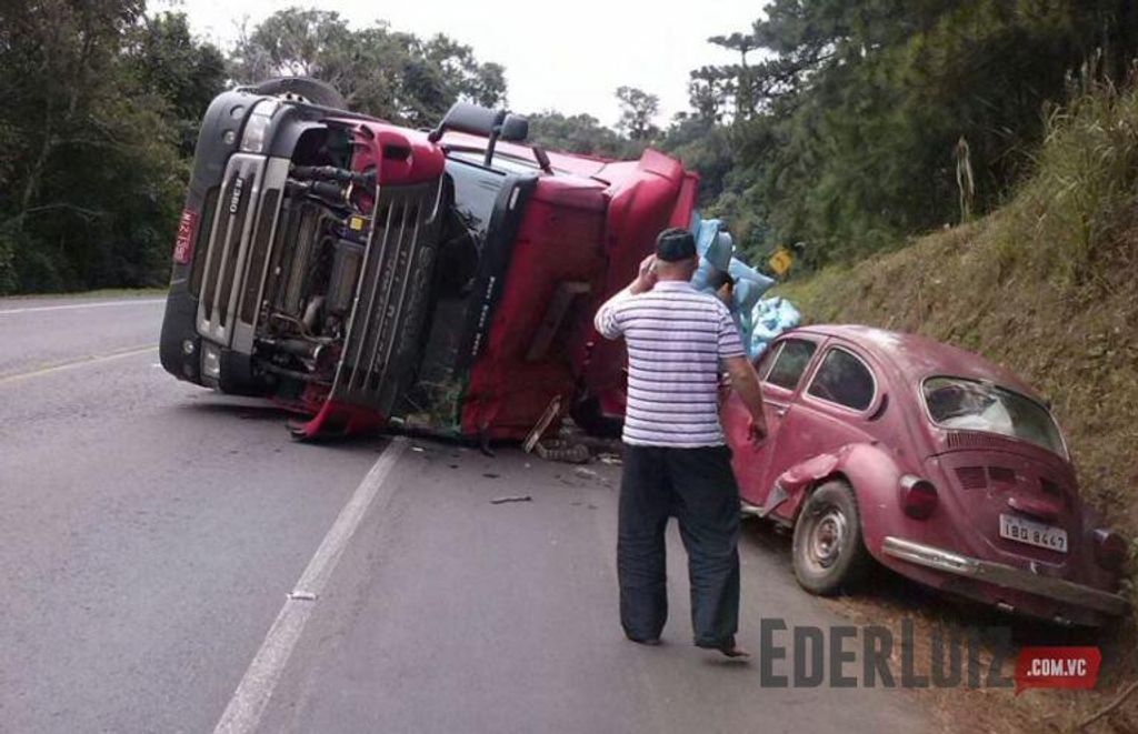 Susto em Joaçaba – Carreta tomba na BR-282 e atinge Fusca