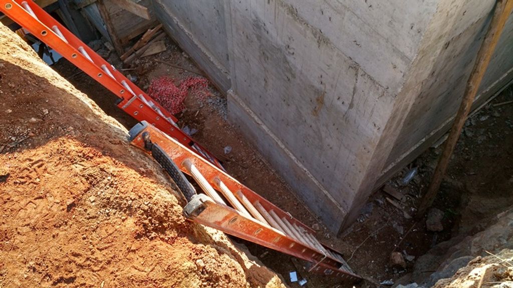 Trabalhador cai em fosso de aproximadamente 4 metros