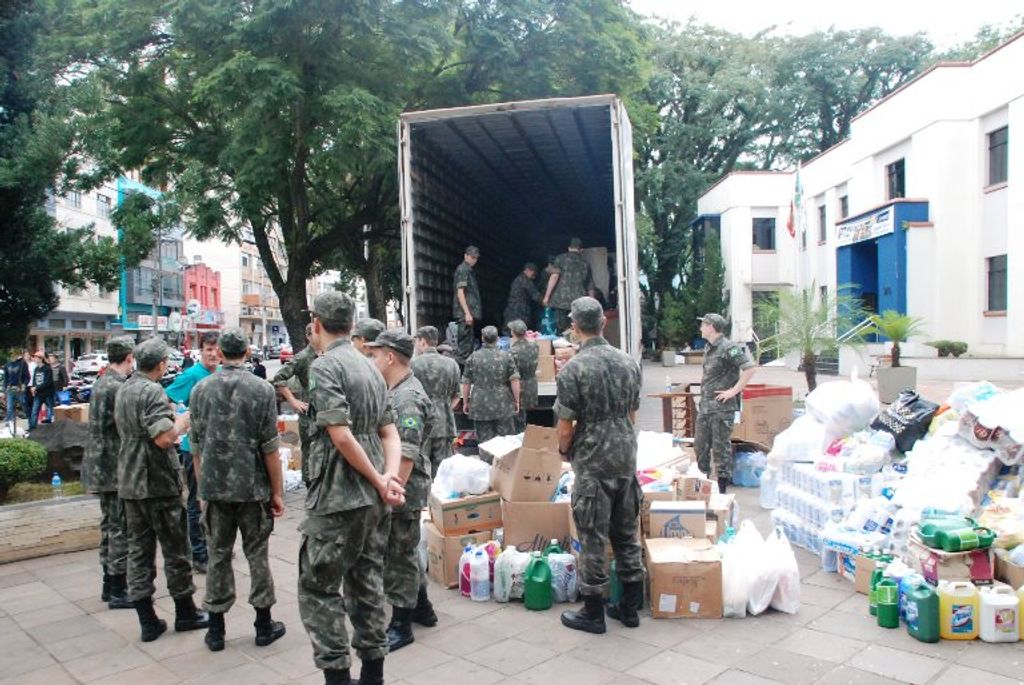 Carreta sai de Joaçaba lotada com doações para as vítimas do tornado
