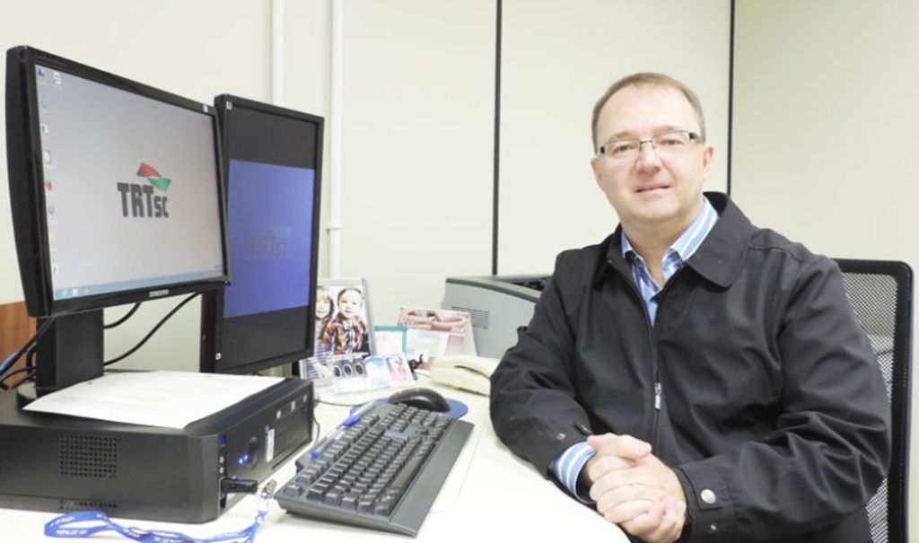 Professor do mestrado e do curso de Direito conclui pós-doutorado