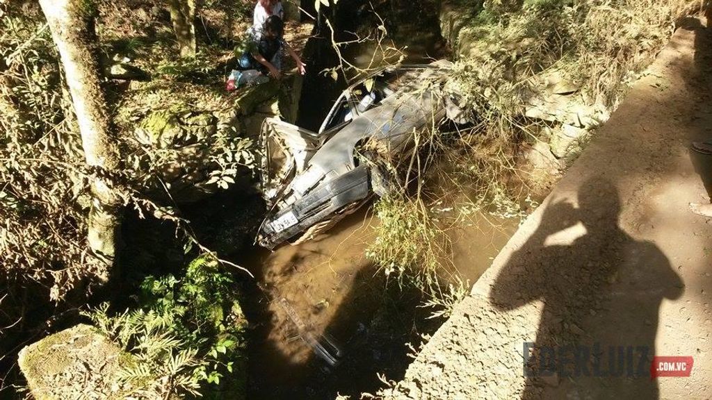 Veículo com quatro ocupantes cai dentro de riacho em Herval