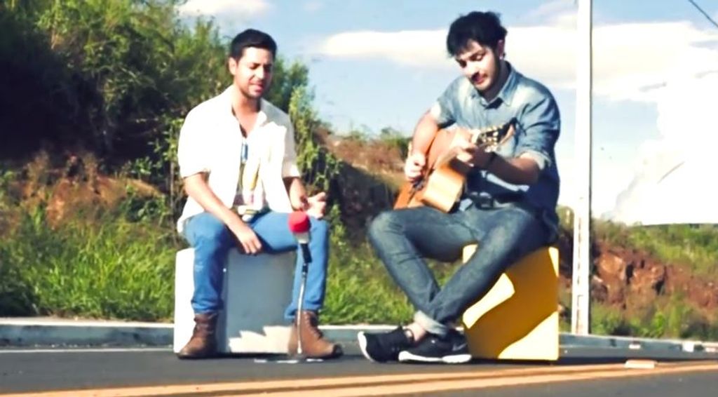 Amigos fazem sucesso com músicas postadas na internet