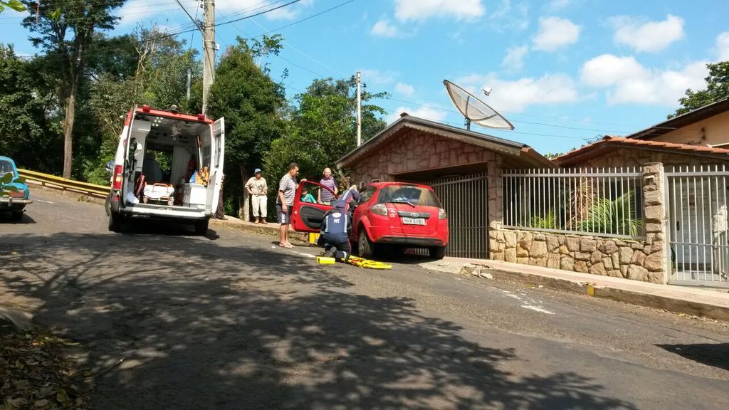 Mulher perde o controle da direção e atinge residência em Herval d’Oeste