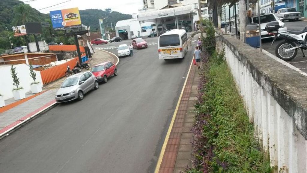 Homem é empurrado de mureta e morre