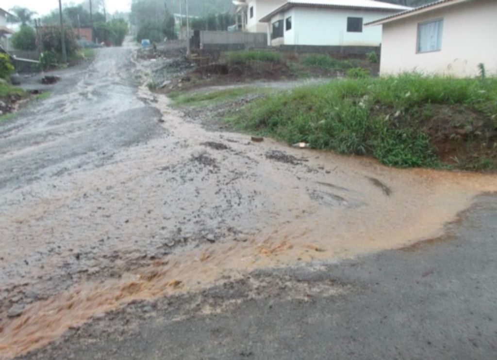 Leitor reclama de rua que não dá pra andar nem de bicicleta e secretário promete resolver problema