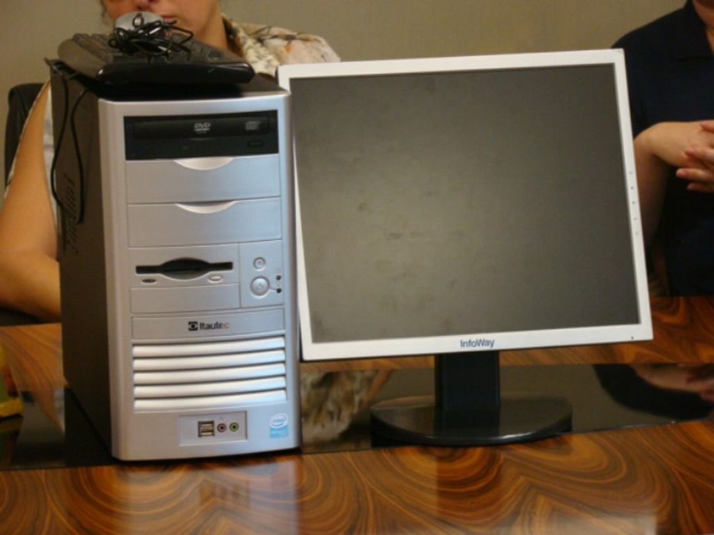 Secretária Municipal de Educação recebe doação de computadores