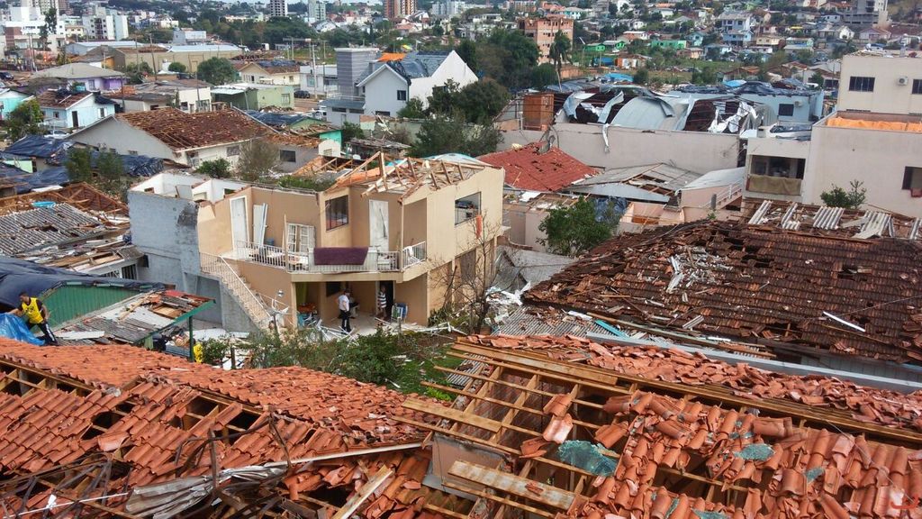 Campanha busca auxílio para bombeiros que perderam as casas com tornado