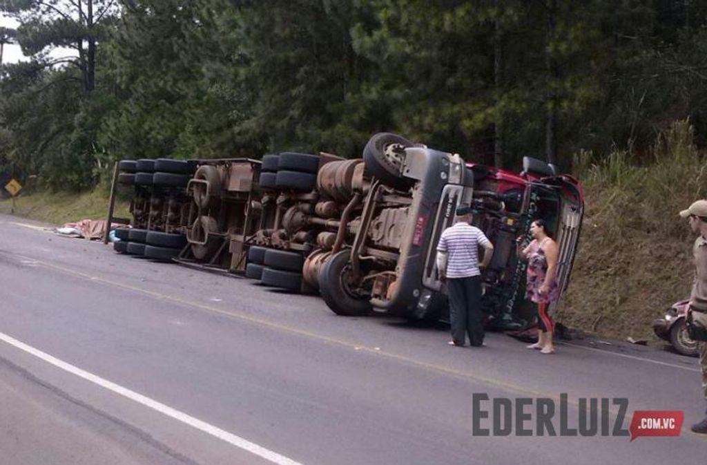Susto em Joaçaba – Carreta tomba na BR-282 e atinge Fusca
